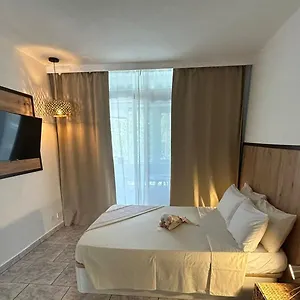 https://hand-made-suite.adeje-hotels.com